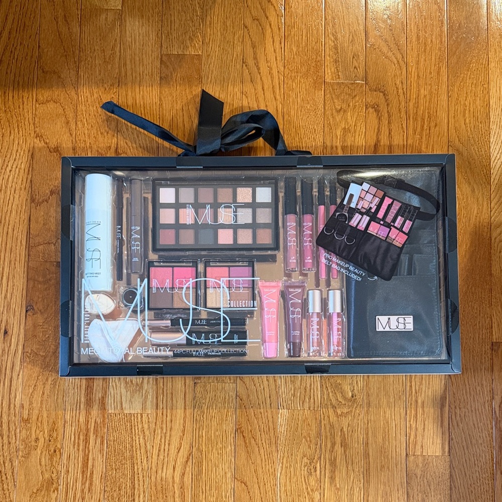 MUSE Eyeshadow Palette with Pink and Black Shades
